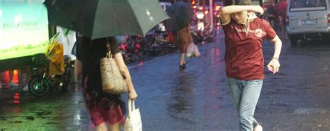 雨中的女人高清摄影大图-千库网