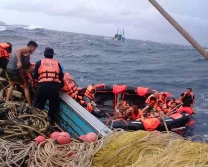 泰国翻船事故中国游客1人死亡50人失踪 10艘船只现场救援