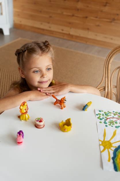 Enfants jouant avec de la pâte à modeler | Photo Gratuite