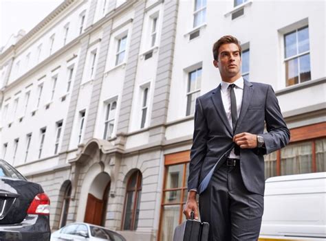 Business Man Walking 的图像结果