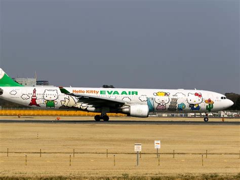 बिकिनी से लेकर हिजाब तक में दिखीं एयर होस्टेस, ये हैं दुनिया की 5 सबसे ...