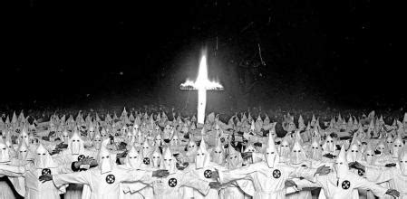 El Ku Klux Klan incendia Misisipi