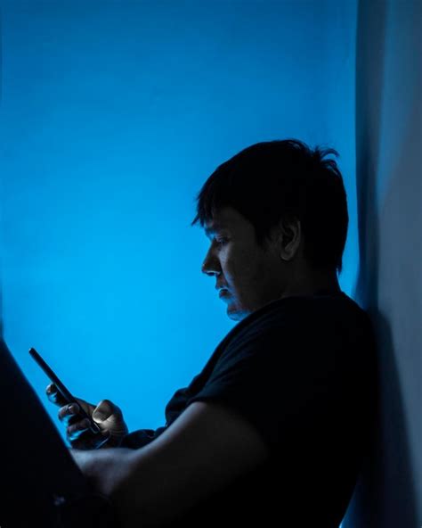 Man Using Phone Side View 的图像结果