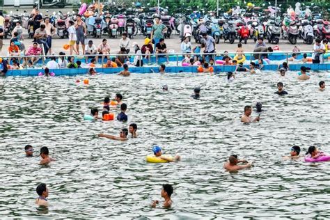 浙江舟山：泳池开放孩童乐-人民图片网