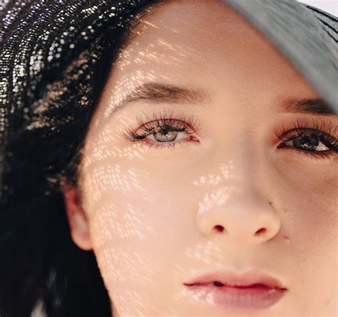 How to pick the colored contact lenses to complement your skin! – VC Beauty