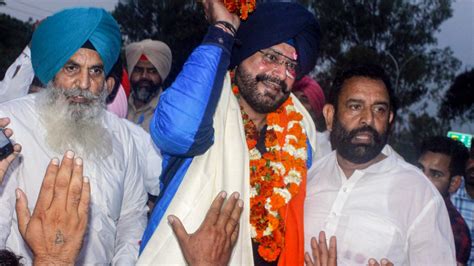 Stuntman, not a freedom fighter: AAP slams Navjot Sidhu over 'akhbari ...