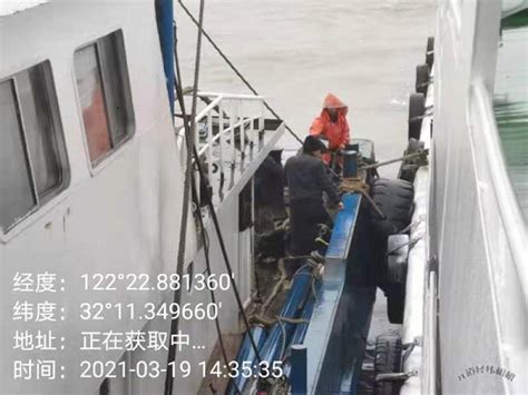 以人为本，生命至上长江口水域非法捕捞专项整治工作组联合执法指挥部成功救助受伤渔民