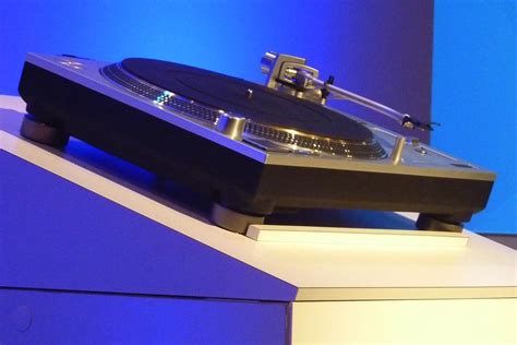 Panasonic brings back Technics SL-1200 turntable