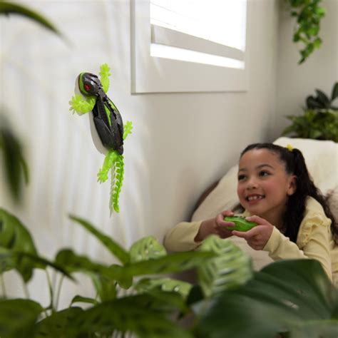 Hex Bots Wall Crawler Gecko Remote Control Figure | The Entertainer