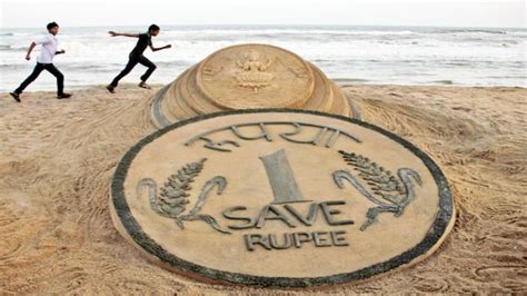 Rupee falls to one month low against dollar - BusinessToday