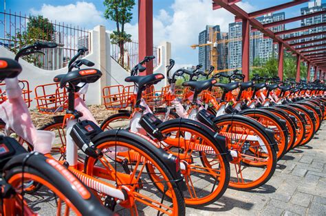 2018年9月19日, 中国自行车共享服务公司 mobike 的自行车在中国南方广东省深圳市的一条街道上排起了长队高清摄影大图-千库网
