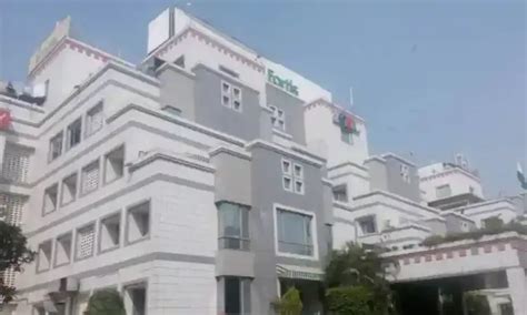 Fortis Hospital Doctors successfully remove 3 cm live cockroach from ...