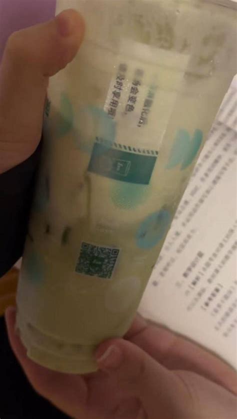 上海一女子称购买奶茶后喝出标签纸？店家回应_视频_当事人_门店