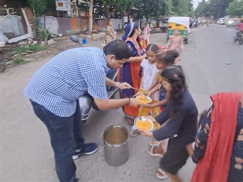Ram Roti 'Bhojan' was distributed by the youth volunteers of HELPS ...