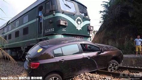 汽车过铁道突然熄火 瞬间被火车撞出20多米远_资讯频道_凤凰网