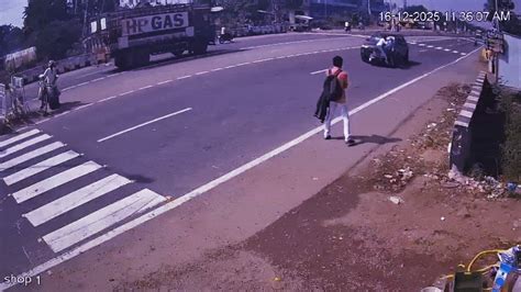 Road Accident: तेज रफ्तार क्रेटा ने स्कूटर को उड़ाया, पैदल वाला भी चपेट ...