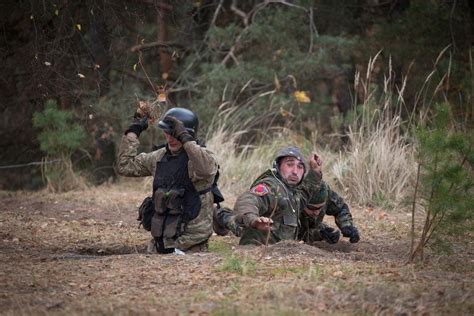 高清：乌军训练新兵用树枝充当手榴弹【2】--军事--人民网