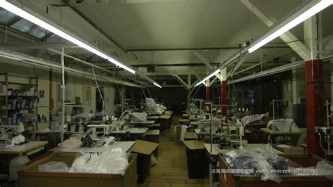 漂亮的高加索女裁缝在她的工作室里用缝纫机缝制高清图片下载-正版图片502576757-摄图网