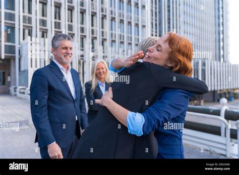 Business People Greeting 的图像结果