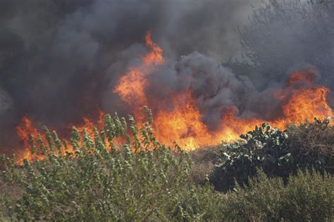 2 killed, hundreds evacuated amid wildfires in Italy's Sicily