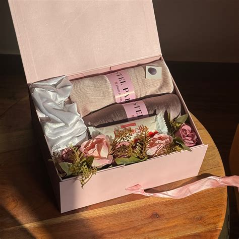 Luxurious Anniversary Gift box ( satin hijabs ) – PASTEL PARROTS