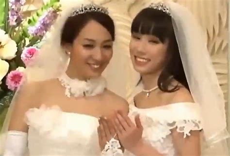日本女同性恋艺人举办婚礼 两人同穿婚纱泪洒现场[1]- 中国日报网