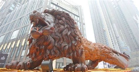 Chinese Sculptor Carves A Giant Lion From A Single Redwood Tree Trunk
