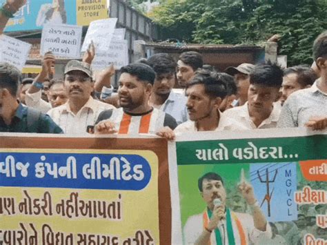 Congress creates ruckus in Vadodara demanding recruitment in MGVCL and ...