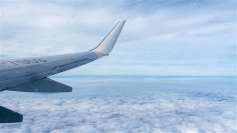 飞机的机翼在空中的云上飞行素材-高清图片-摄影照片-寻图免费打包下载