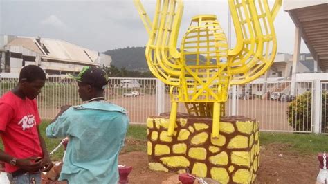 Des "patriotes" centrafricains exhument et exposent le trône de Bokassa ...