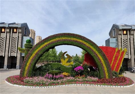 “庆百年华诞 铸盛世辉煌”主题花坛亮相郑州南环公园，吸引众多市民游客打卡留念-大象网