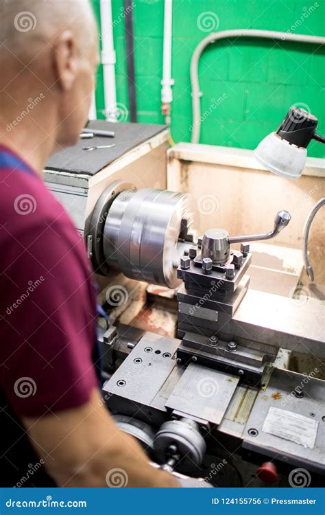 Lathe Machine Operator 的图像结果