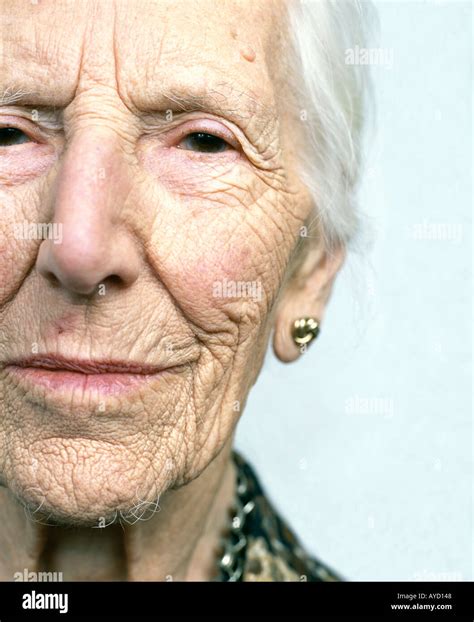 Elderly woman 70 80 90 years old hi-res stock photography and images ...