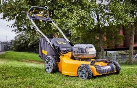 Da Dewalt un potente rasaerba a batteria   Bricoliamo