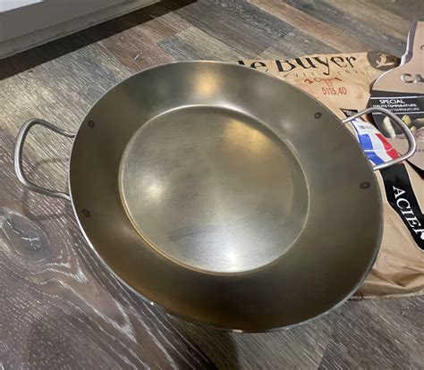 Please help identify the issue with my new de Buyer pan! : r/carbonsteel