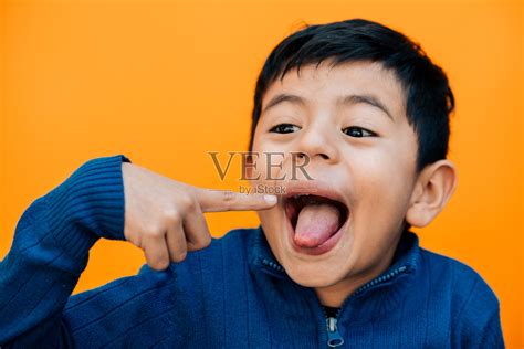 小男孩伸出舌头照片摄影图片_ID:317804330-Veer图库