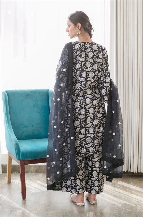 Block Print Daisy Black Straight Kurta Set With Doriya Dupatta – Gulabo ...
