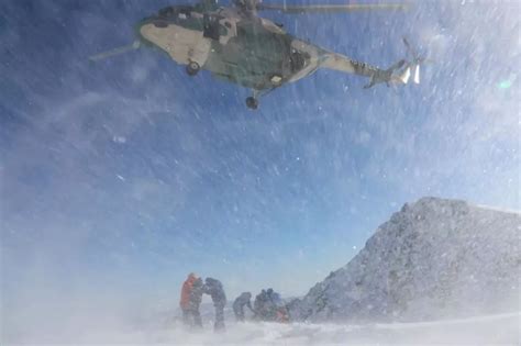 尼泊尔地震致珠峰雪崩 登山者营地被埋(图)-搜狐新闻