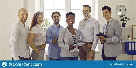 People Standing in an Office HD 的图像结果