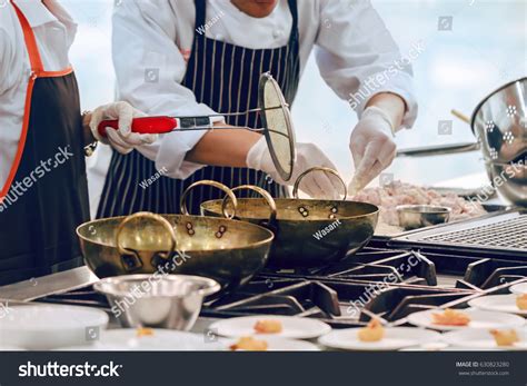 Busy Kitchen Chefs 的图像结果