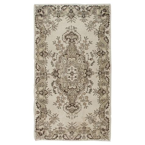 Vintage Oriental Rug in Red and Green. Handknotted Wool Carpet. Floor ...