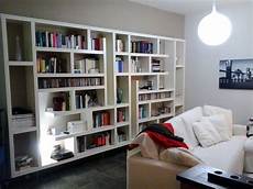 librerie mensole una maxi libreria fatta di mensole orizzontali e librerie mensole una maxi libreria fatta di mensole orizzontali e