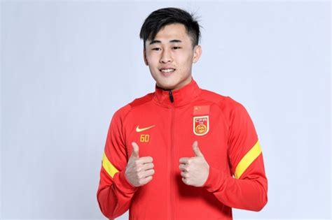 历史第1人！前香港球员入选国足大名单_凤凰网