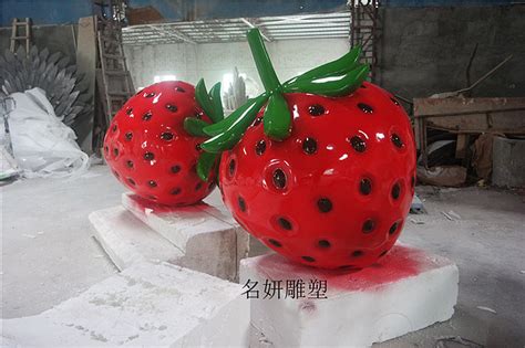 鲜红艳丽的玻璃钢草莓卡通雕塑开启农业‘莓’丽新园貌_添翼雕塑艺术-站酷ZCOOL