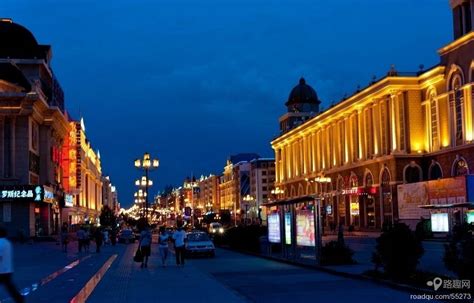 【携程攻略】哈尔滨中央大街景点,哈尔滨的标志，俄罗斯建筑，地面铺的长砖，两侧街边种慢树木，商铺也…