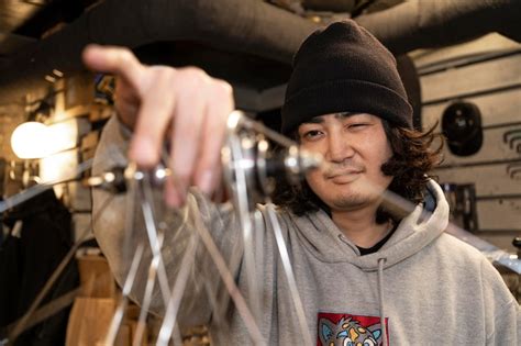 Coup moyen homme travaillant en boutique | Photo Gratuite