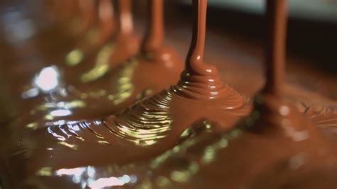 巧克力是如何制作出来的？流水线加工过程太舒爽，巧克力控的天堂