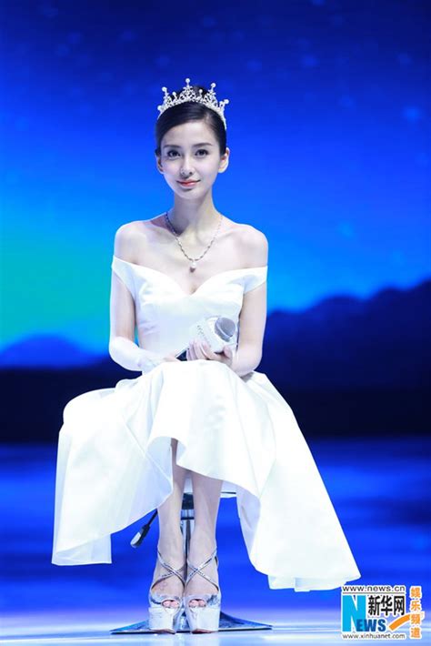 中国区品牌大使Angelababy现身高订大秀 金色露肩长裙优雅梦幻