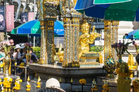这是泰国祈福最灵验的地方，就在市中心面积仅为商铺大小_蜡烛