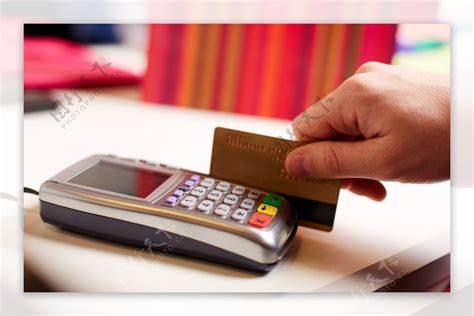 pos机怎么刷磁条的银行卡里的钱，POS机刷卡取款指南_pos机卡卡网